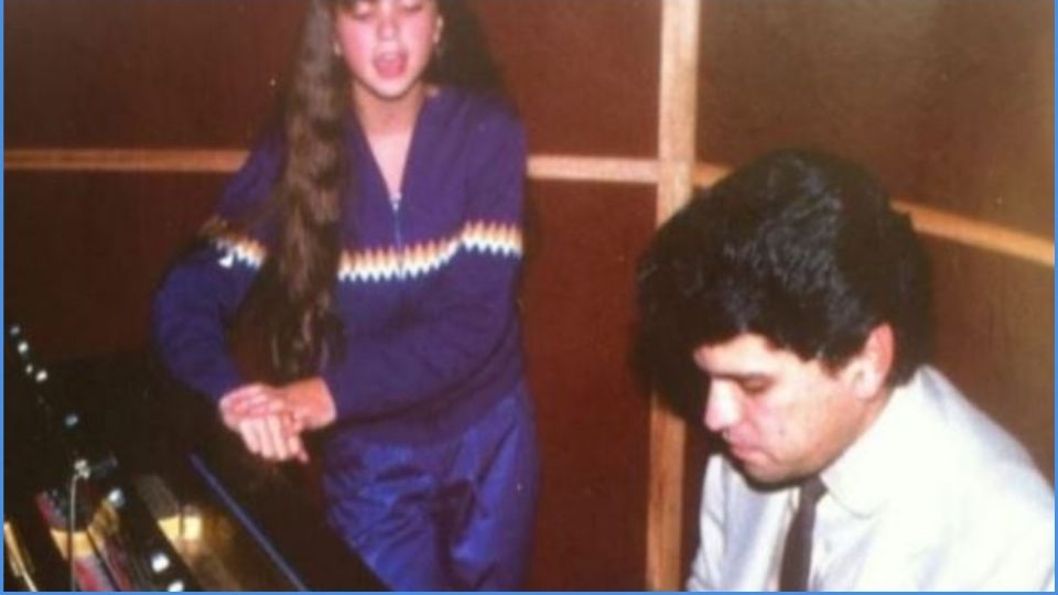 Una jovencita Lucerito ensayando con el compositor Sergio Andrade