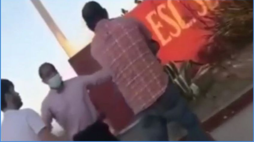 "¡Dime qué te traes!" Padre e hijo golpean a estudiante de secundaria | VIDEO