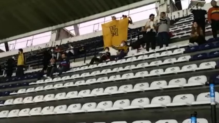 Policías quitan bandera de Pumas a aficionados en el Estadio Azteca | VIDEO