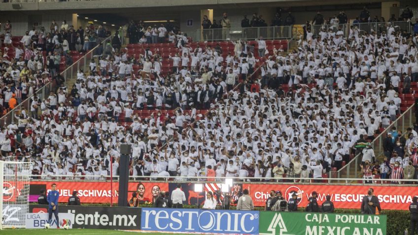 América y Chivas detienen el partido al minuto 62 y piden por la paz tras tragedia en Querétaro | VIDEO