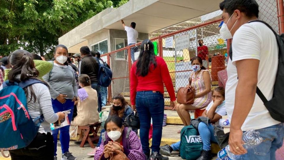 Docentes de Veracruz denuncian adeudo de quincenas