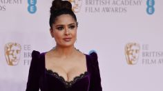 Salma Hayek sufre incidente con su escote durante la alfombra roja BAFTA: "Por tapar unas cosas otras se enseñan"