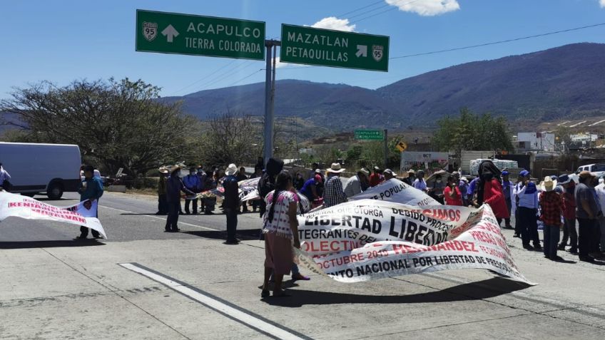 Maestros de la CETEG y activistas bloquean la Autopista del Sol