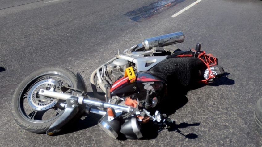 ¡Ni Spider-Man! Motociclista choca contra automóvil y termina sentado en el toldo | VIDEO