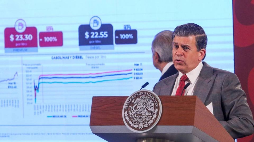 Ricardo Sheffield en la Mañanera dando los precios de los combustibles.