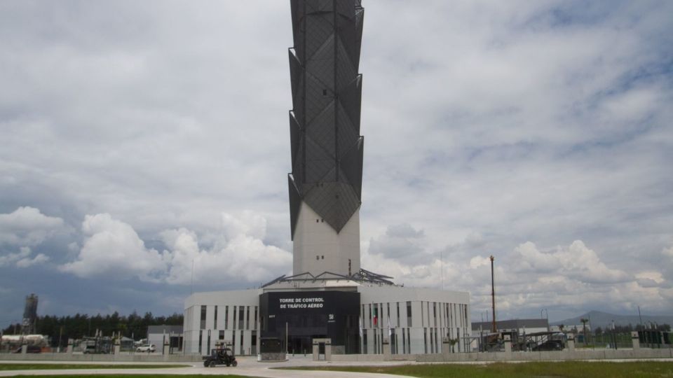 Torre de control de tráfico aéreo del aeropuerto de Santa Lucía