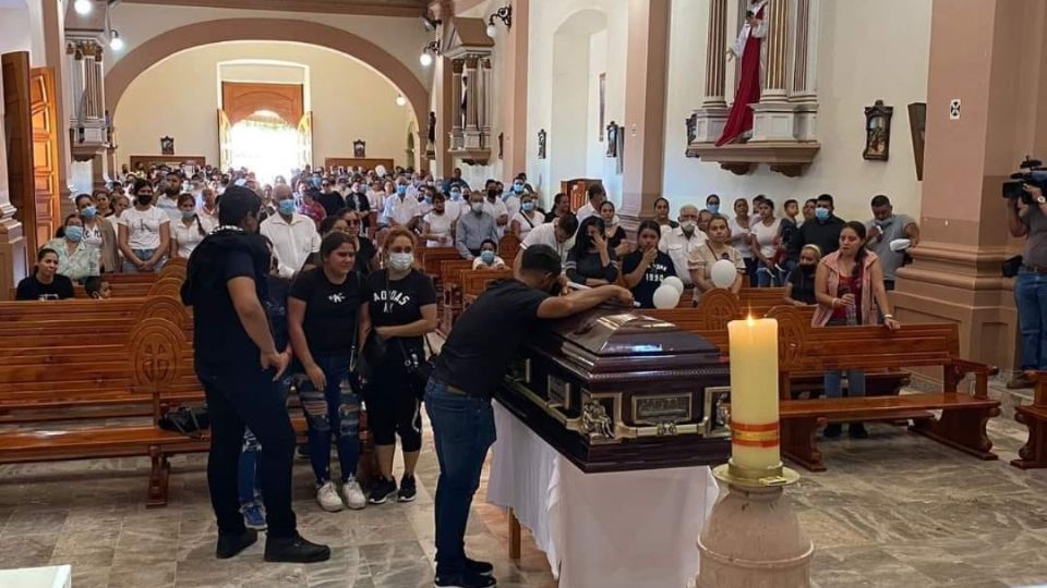 El cuerpo del alcalde César Arturo Valencia Caballero fue velado en Aguililla, Michoacán