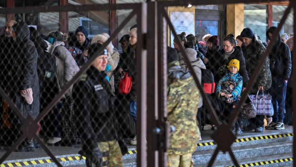 Civiles, entre ellos menores, llegan a la frontera entre Ucrania y Rusia. FOTO: Especial