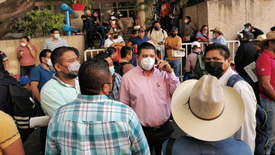 Los docentes tomaron este martes las oficinas de la Secretaría de Finanzas y bloqueando calles en Chilpancingo, Guerrero.