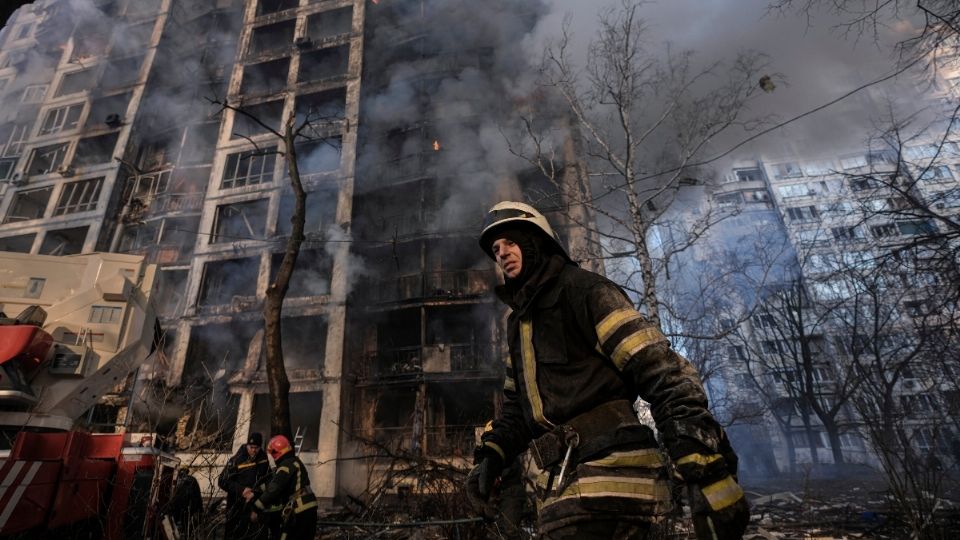 Bomberos apagaron las llamas en un edificio destruido en la capital