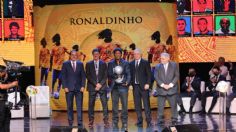 Ronaldinho muestra su ‘magia’ de 10 en el Salón de la Fama del Futbol