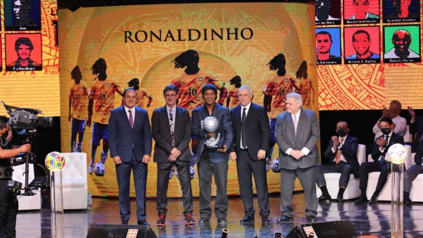 Ronaldinho muestra su ‘magia’ de 10 en el Salón de la Fama del Futbol