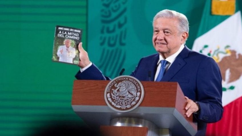 ¡Me voy a rayar! AMLO presume altas ventas de su libro; recibirá 3mdp