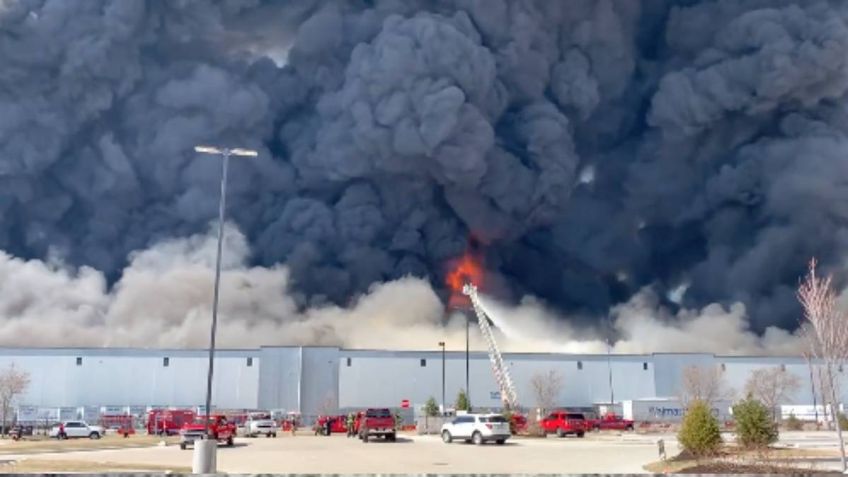 Captan impresionantes imágenes del voraz incendio que arrasa un Walmart | VIDEOS