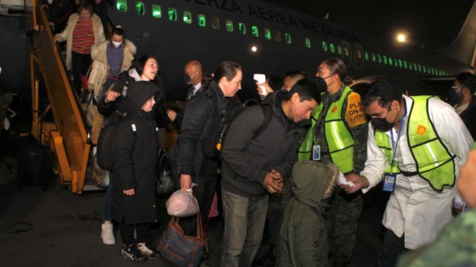 El vuelo de casi 24 horas de duración realizó tres escalas en Irlanda y Canadá. FOTO: Twitter / @SRE_mx