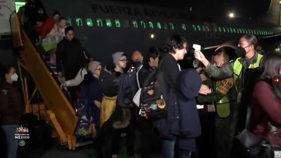 Otro grupo de mexicanos llegaron evacuados desde Ucrania.