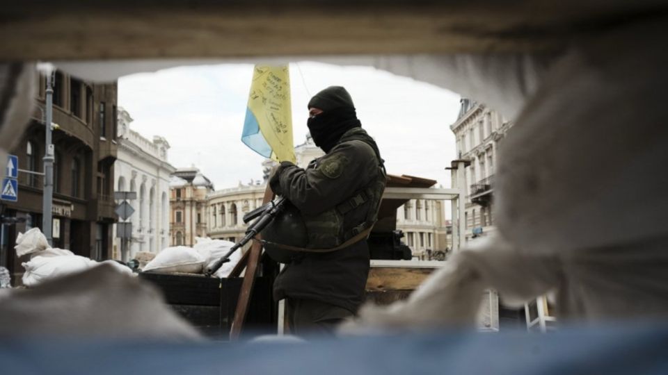 Militares ucranianos resguardan el centro de la ciudad de la ciudad de Odesa. FOTO: EFE