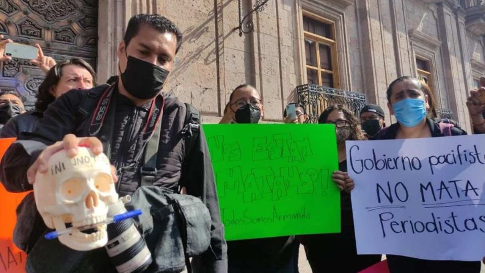 Los reporteros marcharon hasta el Congreso para manifestarse