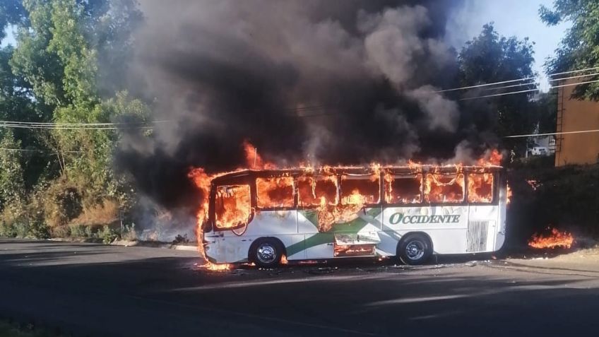 Incendian autobús para exigir aparición de cuatro personas desaparecidas entre Michoacán y Jalisco