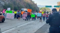 Bloquean carretera en Acapulco; exigen la reconstrucción de escuela dañada