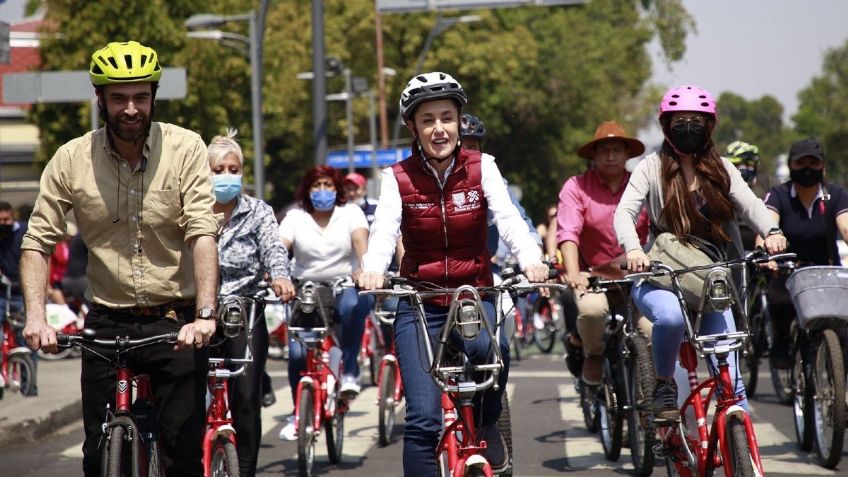 Sheinbaum recorre a pie y en bici la avenida México-Tenochtitlan