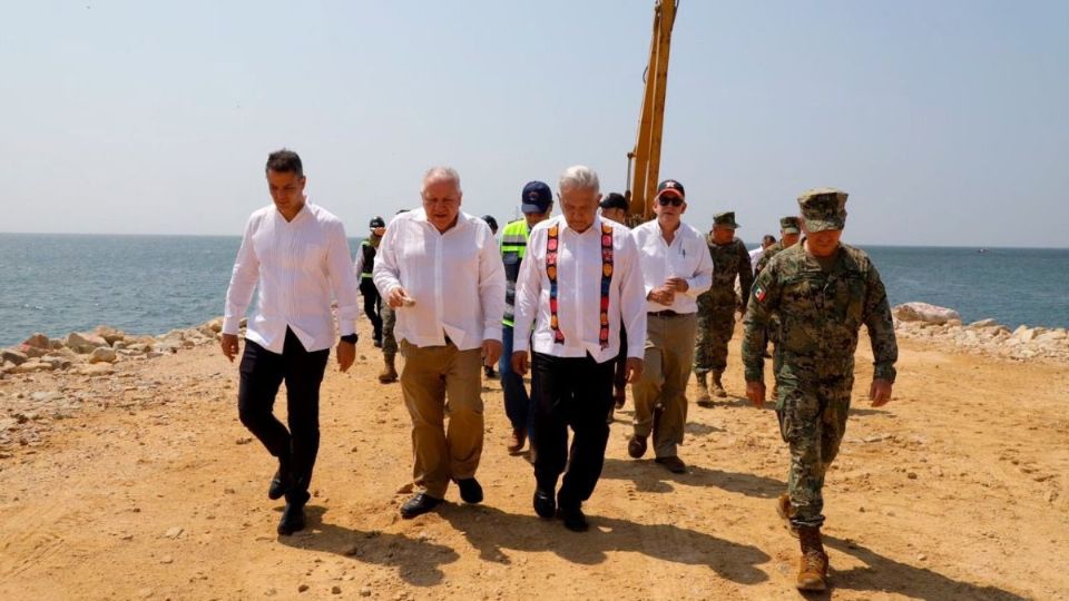 El presidente López Obrador realizo un recorrido en Salina Cruz, Oaxaca.