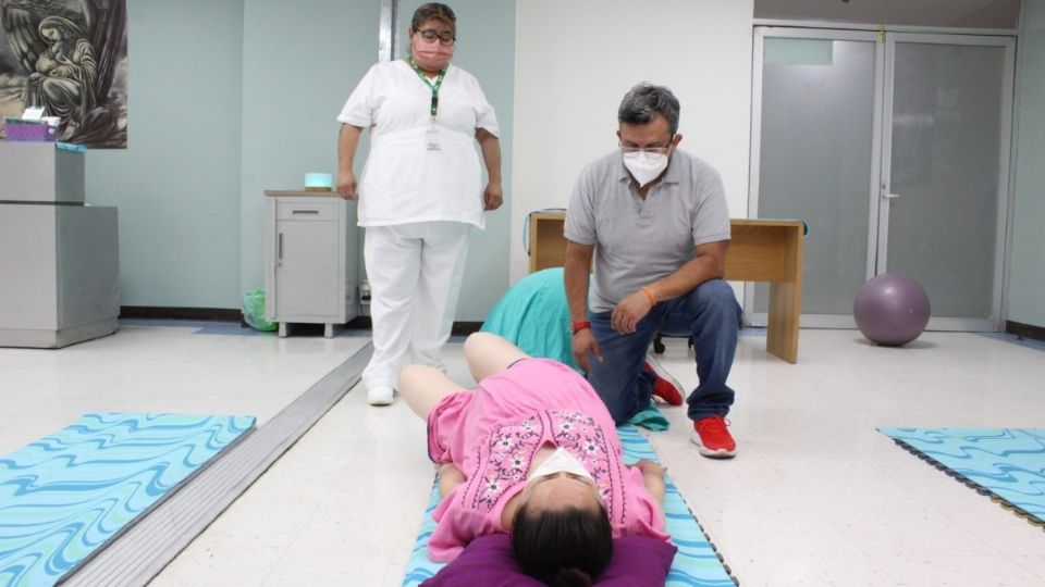 En este espacio, una enfermera y un médico gineco-obstetra ayudan a la paciente en su trabajo de parto mediante técnicas para calmar el dolor.