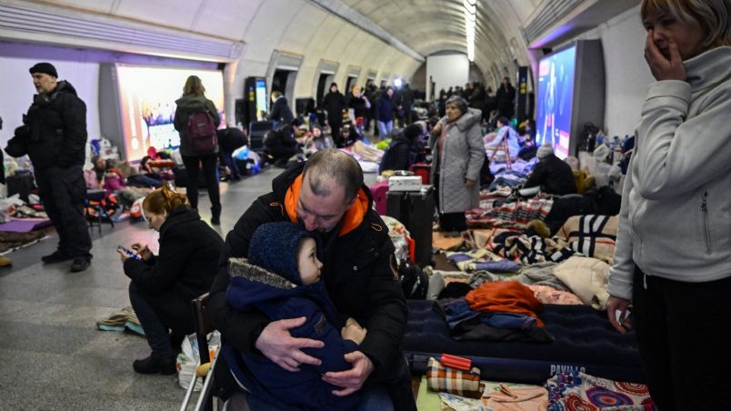 Ucranianos se protegen de las bombas dentro de una estación del Metro