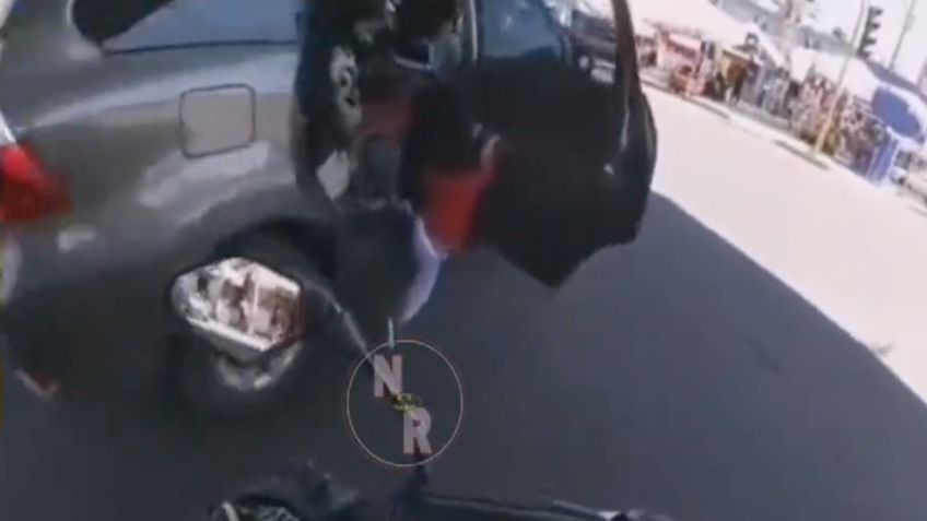 Conductor olvida poner el seguro del auto y niño casi sale VOLANDO | VIDEO