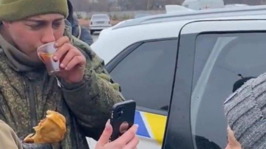 Soldado ruso es alimentado por ucranianos y llora al tener una llamada con su mamá | VIDEO