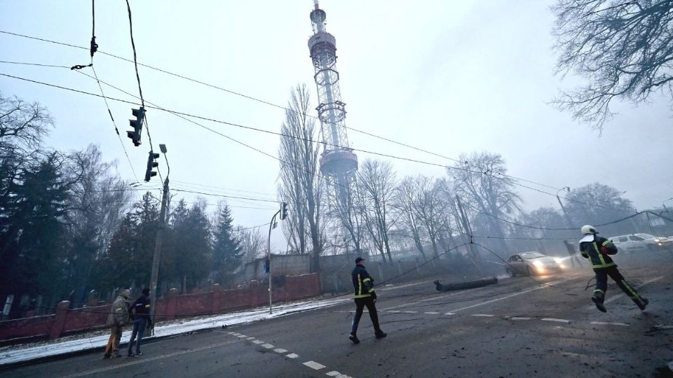 COMUNICACIÓN. Una área afectada, tras el ataque de ayer de las fuerzas rusas a una torre de televisión en Kiev, Ucrania