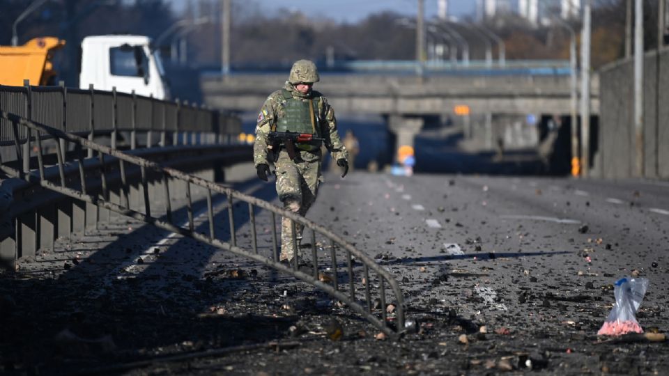 Un soldado ucraniano recorre las calles de Kiev.