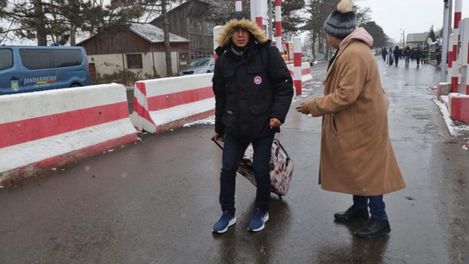 Omar Aviña huye con su prometida de Kiev, Ucrania.