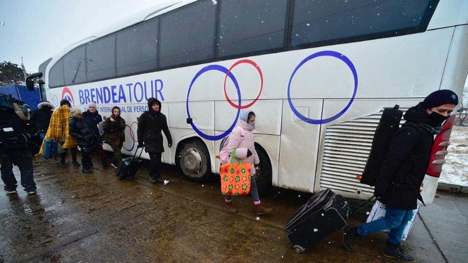 La SRE informó que los mexicanos dormirán en una escuela que fue habilitada para descansar previo al vuelo rumbo a México.