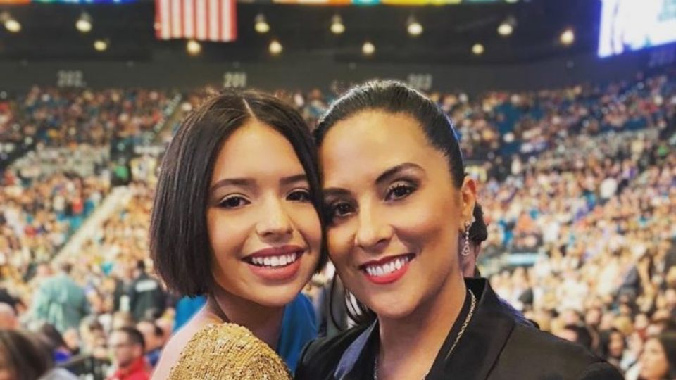 Aneliz Álvarez y su hija Angela Águilar.