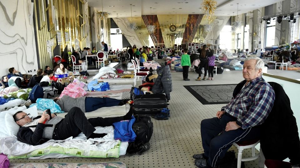 Ucranianos descansan en un salón de baile, que se ha convertido en un refugio