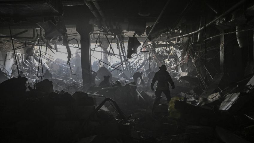 "Hay trozos de cuerpos ahí": Rusia destruye por completo un centro comercial ucraniano con personas dentro I VIDEO