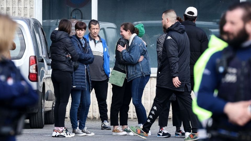 LUTO. Familiares de las víctimas se abrazaban, mientras se reunían cerca de un gimnasio local