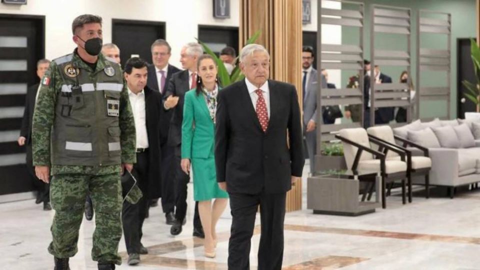 AMLO en su llegada al AIFA donde lleva a cabo a conferencia Mañanera.