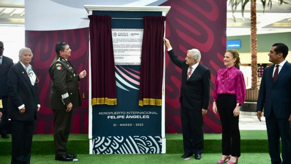 López Obrador devela la placa de inauguración del nuevo aeropuerto.