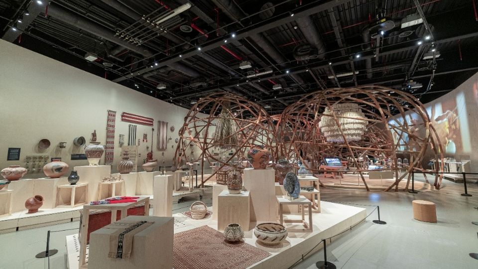 Exposición Weaving Cultures: From México to the UAE con artesanías mexicanas