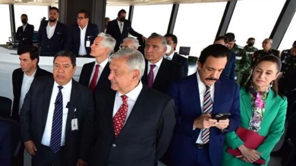 EN EL MANDO. El Presidente, junto a integrantes de su gabinete y gobernadores, subieron a la torre de control