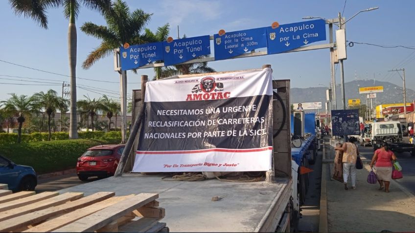 Transportistas bloquean Autopista del Sol en Guerrero; exigen reforzar la seguridad