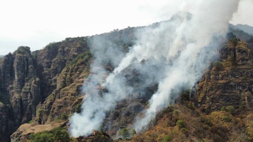 Vuelve a arder el cerro del Tepozteco; ya se encuentra controlado el 70 por ciento del incendio