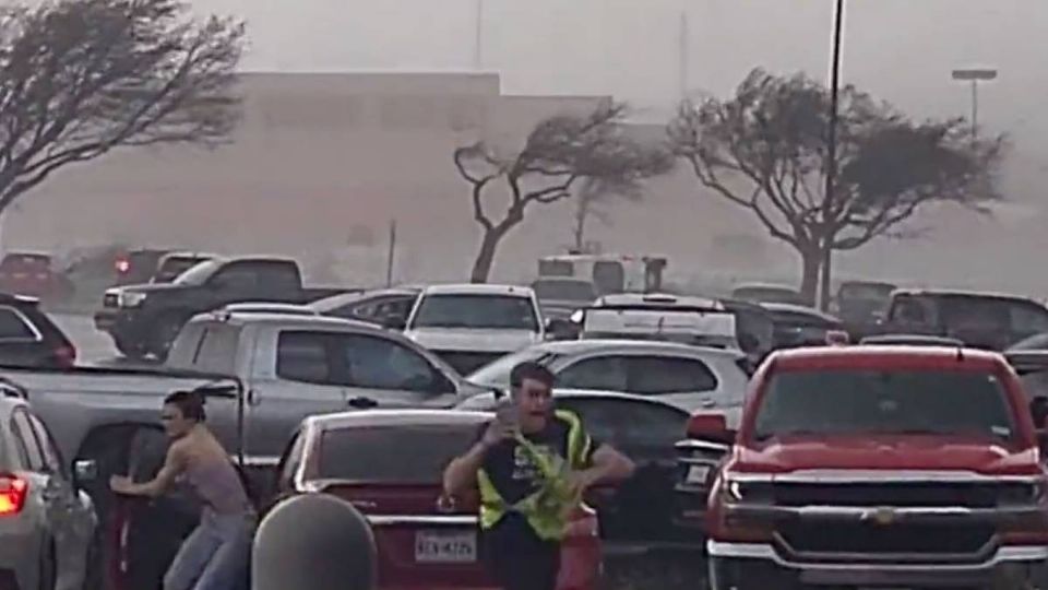 La gente corre en el estacionamiento de un Walmart en Texas.