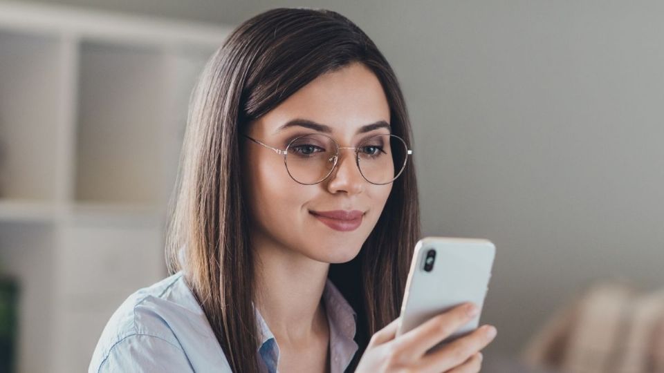 Mujer viendo celular. Fuente: Shutterstock