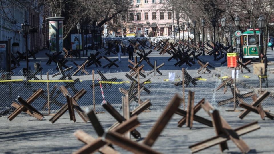 Una calle con barricadas en la ciudad de Odesa. FOTO: EFE