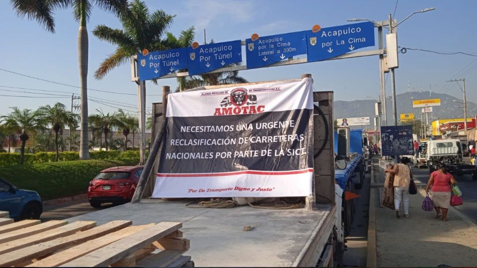 Transportista bloquean carretera en Guerrero