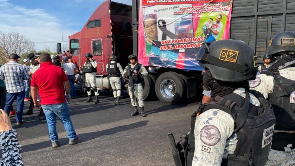 Transportistas bloquean bloquean la panamericana; denuncian robos constantes en carreteras de Guanajuato