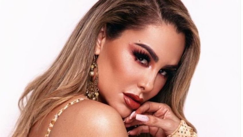 Desde la piscina Ninel Conde presume cinturita y coqueto look de playa: FOTO